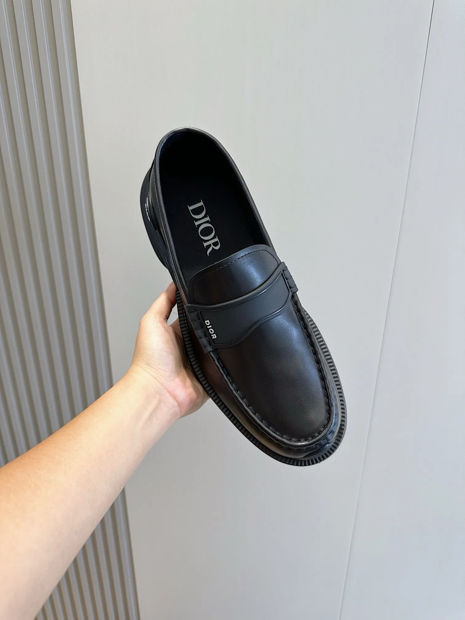 Factory price: 540💰◾️▫️Dior Combat Derby shoes are a new product in the 2024 spring men's wear series, presenting a mixed style that combines fashion design with sports elements. Crafted from black buffed calfskin leather with beige and black Oblique print panels on the sides and tongue. Designed with laces and technical zipper closure, the lightweight mixed-style sole highlights the charm of high-end customization. The Dior signature on the side enhances the style and will add a trendy touch to any look this season. Size: 39-44 (customized at 38.45)